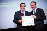 Der ehemalige Bundeskanzler Gerhard Schröder überreicht Ferdinand Kloiber die Auszeichnung »Europe’s 500 job creating companies«